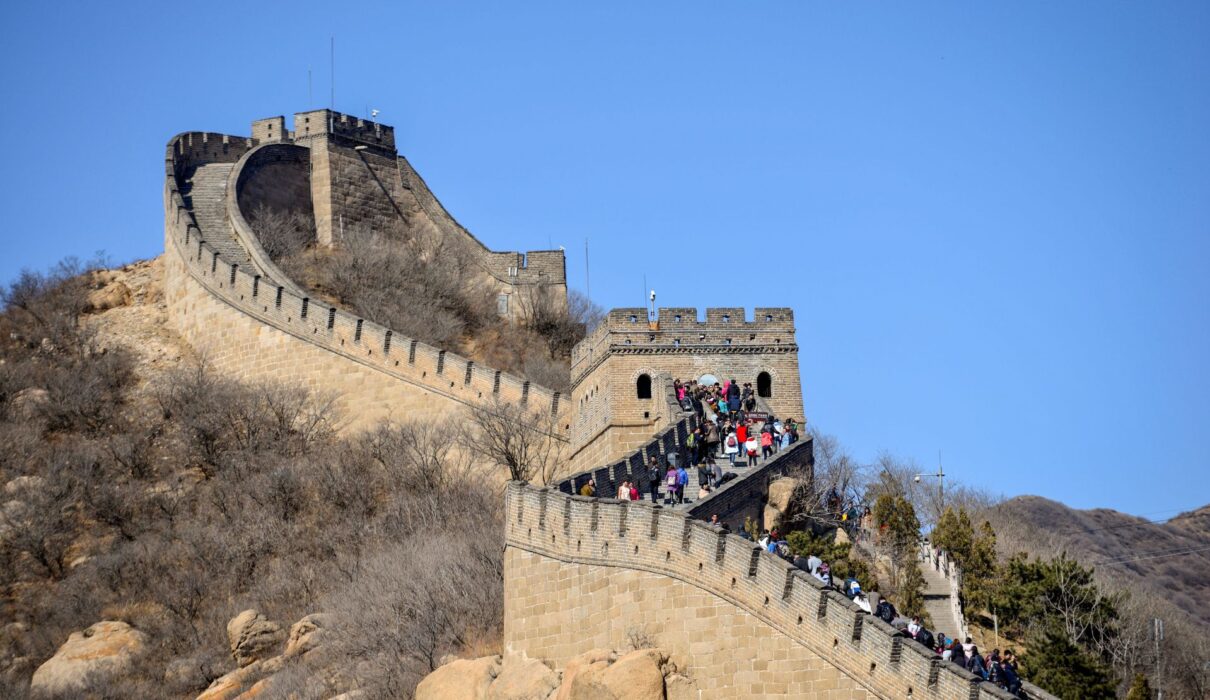 badaling-china-tourists-visiting-the-great-wall