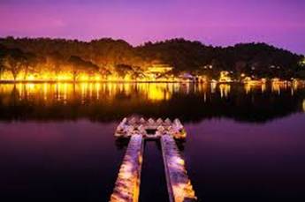 Top 5 Tourist Attractions in Kandy District, Sri Lanka Kandy Lake (Kiri Muhuda)